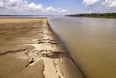 Playa agrietada en mitad del río Amazonas, el 17 de octubre de 2023, en Puerto Nariño (Colombia). 