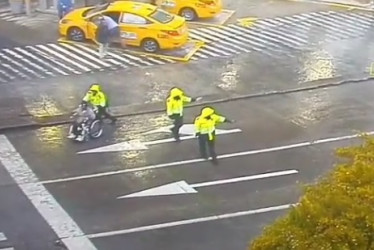 Los tres uniformados, quienes son auxiliares, acompañaron al ciudadano hasta un lugar seguro.