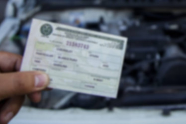 La afectada, al realizar la revisión técnico-mecánica de su moto, en abril del año pasado, descubrió que la tarjeta de propiedad había sido expedida a nombre de otra persona.