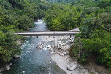 En esta toma aérea captada con dron se observa el momento en que el río Tasajo abraza al río La Miel, formando un encuentro natural de aguas cristalinas.
