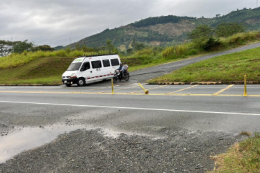 Foto I Cortesía para LA PATRIA  Comunidad educativa del colegio rural Francisco José de Caldas, en el municipio de Risaralda, no está de acuerdo con el uso de este tipo de vehículos por su dificultad para entrar a veredas y recoger a los alumnos del transporte escolar. 