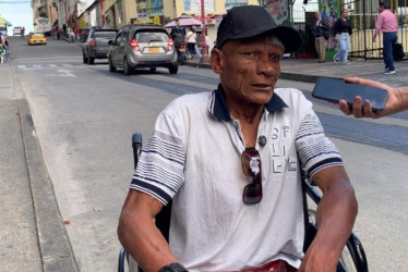 Fotos I Luis Fernando Trejos I LA PATRIA  Sergio Marín relata cómo lo sacaron en medio del infierno en que se convirtió una antigua edificación del centro de Manizales, durante el incendio de lña tarde del lunes11 de agosto del 2025. 