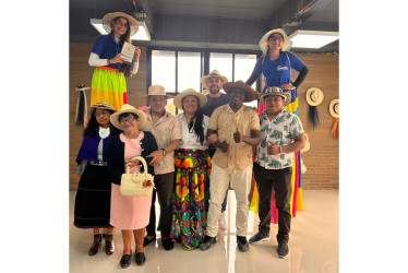  Los participantes luciendo los sombreros artesanales colombianos.