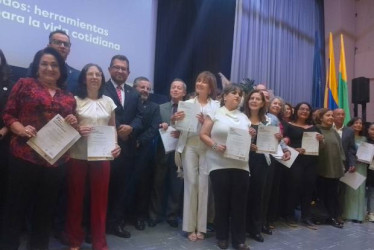 Parte del grupo de graduados del curso de Conectados, de la Universidad Intergeneracional, acompañados por el rector de la U. de Caldas, Fabio Arias
