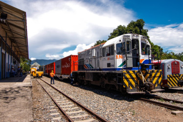 Ad portas de cumplir su tercer año en el poder, el Gobierno Petro puso en marcha los trabajos para mejorar la "columna vertebral" de los trenes en Colombia: la línea férrea La Dorada - Chiriguaná. El viernes se firmó el acta de inicio.