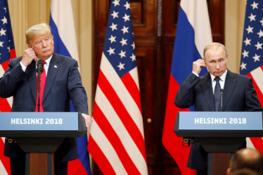 Estados Unidos, Donald Trump (i), y el presidente de Rusia, Vladimir Putin,