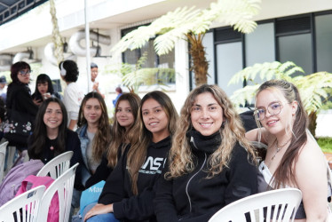 Más de 400 estudiantes, graduados, profesores y colaboradores participaron en actividades, rifas y espectáculos que fortalecieron el sentido de comunidad. 