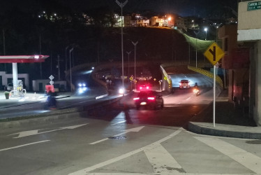 El vandalismo los dejó a oscuras: la Alcaldía de Manizales explica qué pasó con la iluminación del intercambiador vial Los Cedros y cuándo volverá a funcionar.