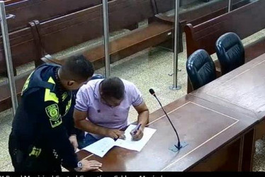 El sujeto firma el acta de no aceptación de cargos.