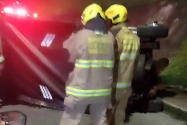 Así quedó la camioneta tras accidentarse en la comuna Ciudadela del Norte.