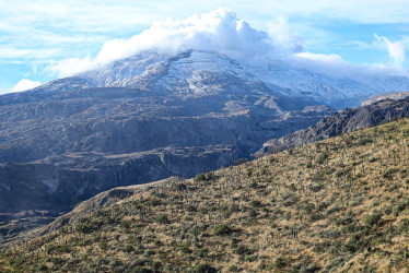 El volcán Nevado del Ruiz, un estratovolcán de 5.321 m, en la época precolombina fue llamado como Cumanday, Tabuchía o Tama