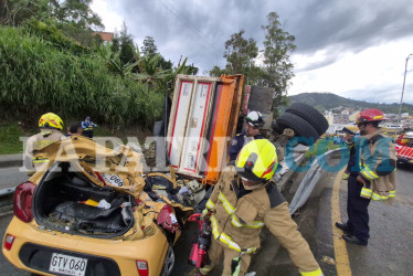 Grave accidente en Manizales: volqueta cae sobre un taxi
