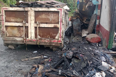 En esta volqueta algunos vecinos echaron los escombros que dejó el fuego que consumió cuatro casas. 
