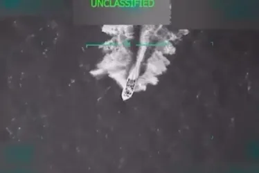 Imagen de la embarcación que supuestamente transportaba droga, antes de ser abatida por el Ejército estadounidense.