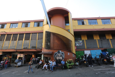Hay riesgos ante un eventual sismo y llamados de atención por salubridad. Comerciantes se opusieron a demoler totalmente una plaza de mercado en Caldas. La Alcaldía evalúa una alternativa.