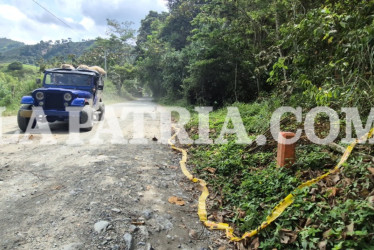 Dos cuerpos hallados en el centrosur de Caldas prendieron las alarmas de la Policía. Se trataría de un uniformado y su amigo. Vea el sitio de los hechos. En la foto, el sector La Soledad de la vereda Río Claro (Villamaría, Caldas), donde hallaron los cadáveres. 
