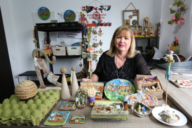 Foto | Luis Trejos | LA PATRIA Desde hace un año Alba Lucía Arias encontró en el papel maché con cubetas de huevos la forma ideal para realizar de manera creativa su arte. Ella aprovecha diferentes materiales reciclables para hacer pesebres y otros diseños para su emprendimiento Artemigana. En la imagen trabaja en la figura de un gato.