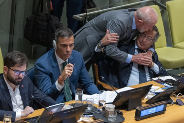 El presidente de Brasil, Luiz Inácio Lula da Silva, besa en la frente al mandatario de Colombia, Gustavo Petro, junto al jefe del Gobierno de España, Pedro Sánchez, y su homólogo de Chile, Gabriel Boric, durante el foro en defensa de la democracia ayer en Nueva York (Estados Unidos).