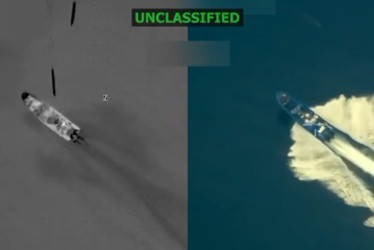 Captura de video tomado de la red social Truth Social de la cuenta @realDonaldTrump del presidente de Estados Unidos, Donald Trump, que muestra una embarcación en llamas luego de ser atacada en el mar Caribe. 