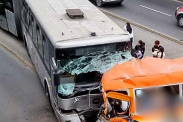 Hasta el lugar del accidente llegaron unidades de los bomberos, agentes de la Policía Nacional y personal de la Municipalidad de Lima Metropolitana.