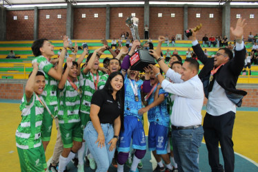 El presidente de la Liga Caldense de Fútbol de Salón, Milton Hernández entregó el trofeo de campeón a la selección de Antioquia. 