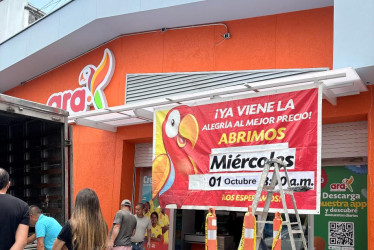 Así se ve el movimiento en Ara, en la avenida Santander de Manizales, ante el afán de tener todo listo para abrir el miércoles de la próxima semana. 