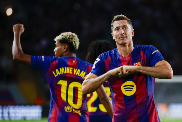 El delantero polaco del FC Barcelona, Robert Lewandowski, celebra el segundo gol del equipo blaugrana con su compañero Lamine Yamal. 