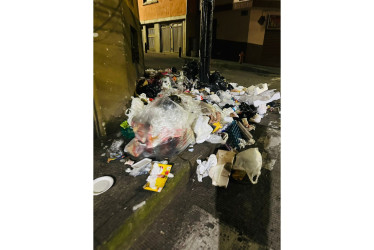 Así se ve este punto en ocasiones por la cantidad de basuras que sacan en horarios no permitidos.