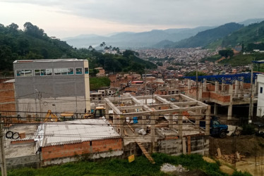 Los vecinos de la Urbanización Mirador del Milagroso se quejan por los malos olores provenientes de unas granjas avícolas vecinas, por lo que pidieron un control.