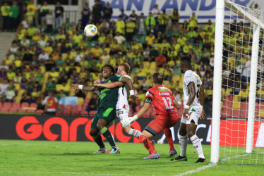 James Aguirre, arquero del Once Caldas, fue la gran figura del partido en su regreso al estadio Américo Montanini, donde atajó para el Bucaramanga.