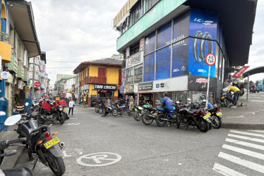 Esta es la constante en la calle 16 con la invasión de motos y carros.