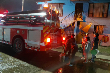 Habitantes de La Enea salieron a las calles a abastecerse de agua. 
