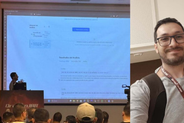 Cristian Tangarife Galves durante la presentación del reto en IA. 