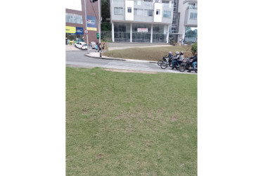Los peatones deben cruzar por una zona verde para llegar a la cebra que los conecta hacia el barrio La Rambla.