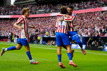 El delantero del Atlético de Madrid Antoine Griezmann celebra con sus compañeros Alex Baena y Pablo Barrios el gol 5-2 en el partido de LaLiga. 