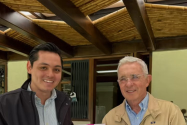 Jorge Andrés Arango, alcalde de Samaná, entregándole las muestras de café al Álvaro Uribe Vélez, expresidente de Colombia. 