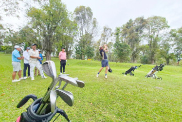 El campo de golf del Bosque Popular El Prado de Manizales, rescatado hace 15 años, se ha convertido en un referente de inclusión, especialmente para los adultos mayores. El Club de Golf Bosque Popular es para todos, sin distinción de edad ni recursos. Lo que realmente importa aquí es la voluntad de disfrutar y convivir.