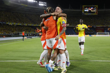 Jugadores de Colombia celebran un gol este jueves, durante un partido por las eliminatorias a la Copa Mundial 2026 entre Colombia y Bolivia en el estadio Metropolitano en Barranquilla (Colombia).