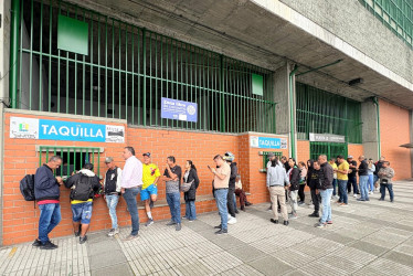 Las filas se instalaron en el estadio Palogrande de Manizales. Cientos de hinchas del Once Caldas buscan comprar boletas para el partido con Independiente del Valle. Hasta ahora se han vendido unas 17 mil entradas.