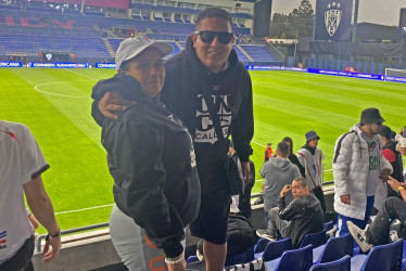 Gloria Inés Osorio y Brayan Restrepo, madre e hijo, en el estadio Banco Guayaquil, de Quito (Ecuador), viendo al Once Caldas jugar. Cumplieron un sueño.