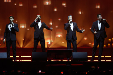 Integrantes del cuarteto de ópera pop Il Divo cantan en un concierto de su gira mundial 'Il Divo By Candlelight' este domingo, en Bogotá (Colombia).