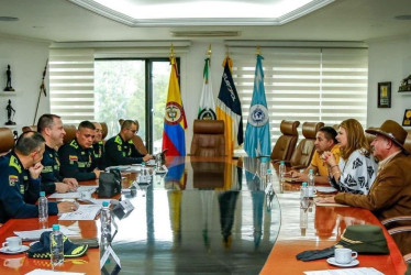 El alcalde de Manzanares, Enrique Botero, y los conservadores Rubén Darío Giraldo(diputado) y Juana Carolina Londoño (representante a la Cámara) se reunieron con la cúpula de la Policía en Bogotá.