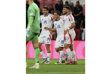 Italia consiguió este lunes mantener vivas sus opciones de acudir al Mundial 2026 con una victoria agónica ante Israel (4-5) que volvió a dejar en evidencia las carencias de un equipo muy limitado.