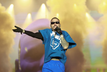 El cantante colombiano J Balvin durante su presentación este domingo, en el festival de música 'The Town' en Sao Paulo (Brasil). 