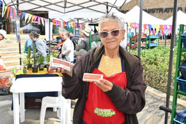 Martha Lucía Hoyos encontró en la producción de cacao, una nueva pasión al jubilarse. Con creatividad y dedicación, convirtió unos cuantos árboles de cacao en el origen de su marca Chocolate Marlú.