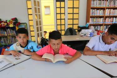 Ángel Fabián Ramírez, Sebastián Correa y Cristian Gallego, beneficiarios de la Fundación Aprende Leyendo de el barrio El Carmen.