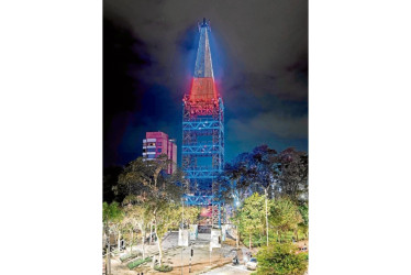 La torre de El Cable, en Manizales, se iluminó el pasado jueves con los colores de la bandera de Chile.