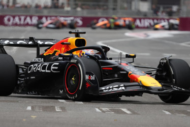 El piloto de Red Bull Racing Max Verstappen, de los Países Bajos, compite en el Gran Premio de Fórmula 1 de Azerbaiyán celebrado en el Circuito de la ciudad de Bakú, Azerbaiyán, este 21 de septiembre del 2025.