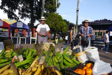 Florece en Villamaría, Caldas, el mercado campesino del primer domingo de cada mes, en el Parque de Bolívar.