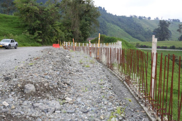A la entrada de la finca El Otoño, comenzando el contrato vía Termales - Acuaparque, se ve uno de los mayores daños. Estas son las vías con retrasos que se debatirán en la Asamblea.
